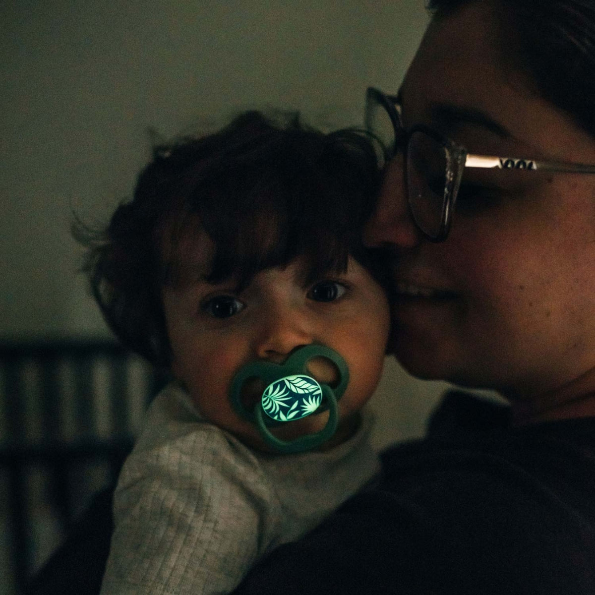 Dr. Brown’s Advantage Glow-in-the-Dark Pacifiers 6-18M Pack of 2 Blue Nature - Fully Symmetrical Shape